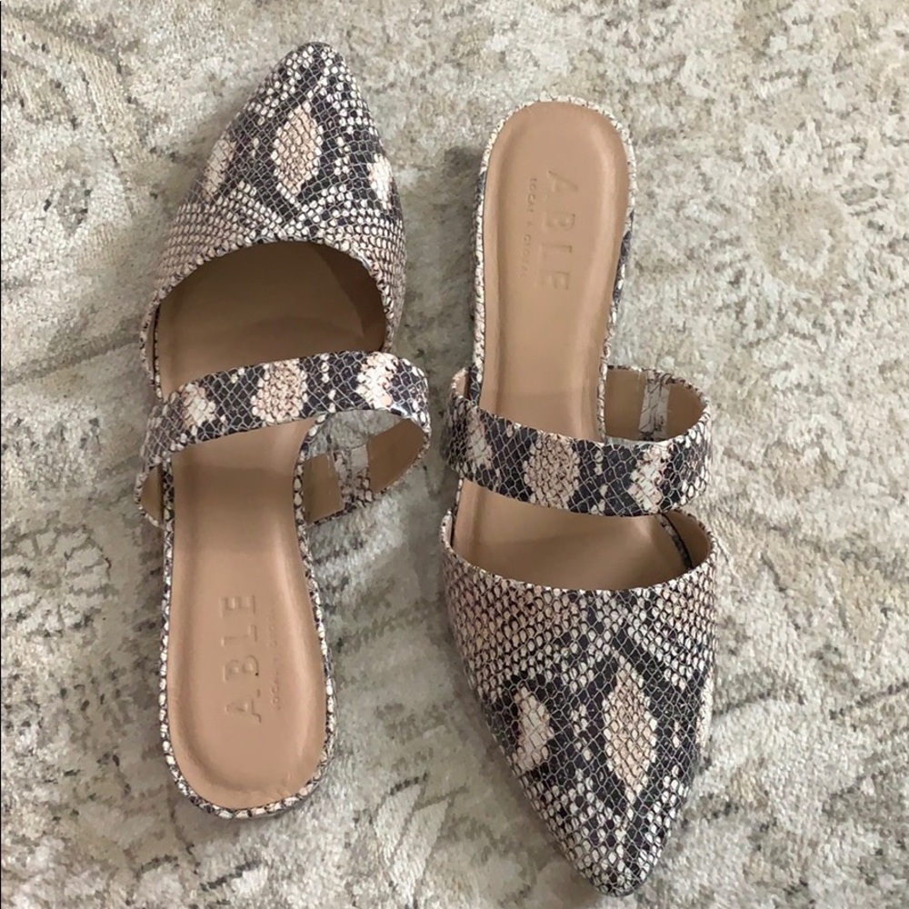Like new snakeskin loafers